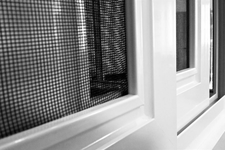 Detailaufnahme eines Fensters mit Insektenschutz