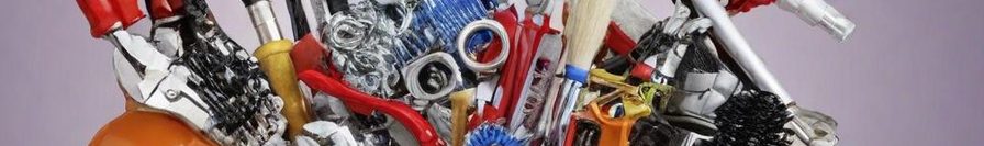 Eine Ansammlung von Werkzeugen und Bauhelmen auf lila Hintergrund.